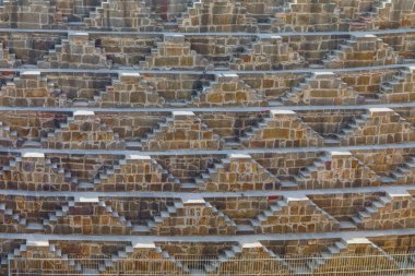 Hindistan 'ın Rajasthan eyaletindeki Abhaneri Tarihi Köyü' ndeki Antik Chand Baori Stepwell 'in manzarası.