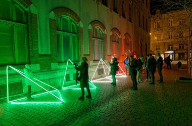 ZAGREB, CROATIA - 17 Mart 2023: Hırvat başkenti, Kurelceva Caddesi 'ndeki Işık Festivali ile aydınlık bir gösteriye dönüştü. Bu sanat eseri baharın gelişini kutluyor..