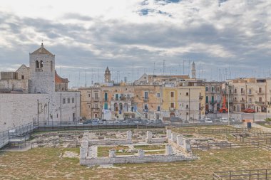 BARI, ITALY - 26 Eylül 2019 Arkeolojik kalıntılar bulutlu bir günde limanda.