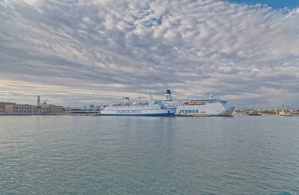Бари Италия Сентября 2019 Года Якорные Паромы Jadrolinija Ventouris Ferries — стоковое фото