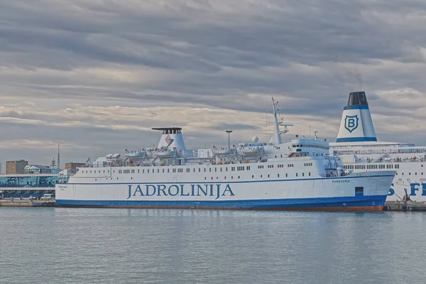 Bari イタリア 2019年9月26日曇りの日に市内の港でフェリーJadrolinijaとVentouris Ferriesを停泊 — ストック写真