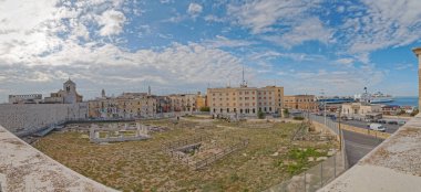 BARI, ITALY - 26 Eylül 2019 Panoramik hava görüntüsü bulutlu bir günde şehir limanındaki arkeolojik kalıntılar.