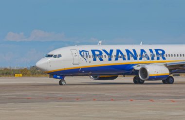 BARI, ITALY - 26 Eylül 2019 Ryanair SP-RSO Boeing Karol Wojtyla Uluslararası Havaalanı pistinde.