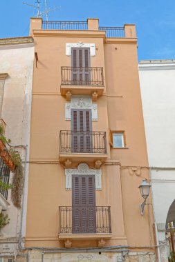 BARI, ITALY - 26 Eylül 2019 Şehir merkezinde dar sokaktaki eski kasaba evi.