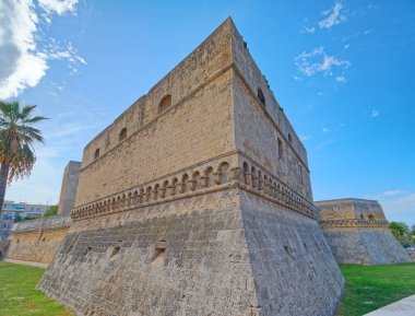 BARI, ITALY - 26 Eylül 2019 Swabian kalesi veya Castello Svevo, Apulia 'nın şehir merkezindeki bir ortaçağ simgesi..