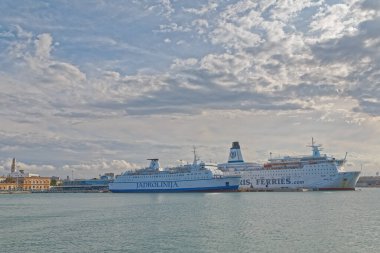 BARI, İtalya - 26 Eylül 2019 Anchored feribotları Jadrolinija ve Ventouris feribotları bulutlu bir günde limanda.
