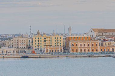 BARI, İtalya - 26 Eylül 2019 Şehir limanındaki feribottan rıhtım manzaralı eski binalar.