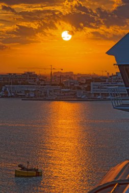 BARI, ITALY - 26 Eylül 2019 Sahil Güvenlik gün batımında limanı görüyor.