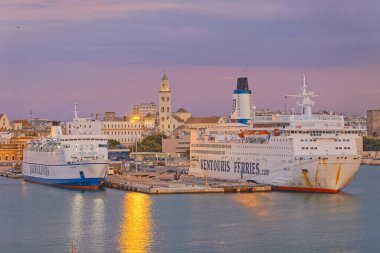 BARI, İtalya - 26 Eylül 2019 Anchored feribotları Jadrolinija Dubrovnik ve Ventouris Feribotları gün batımında şehir limanında.