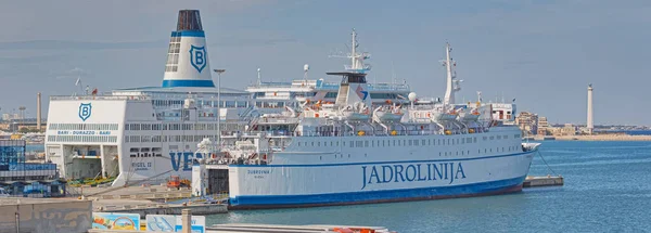 意大利 2019年9月26日 在多云的天气下 Jadrolinija号和Ventouris号渡轮在意大利城市港口首航 — 图库照片