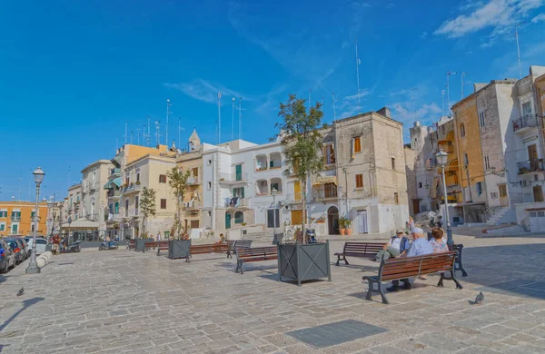 Bari Włochy Września 2019 Ludzie Odpoczywający Ławkach Starym Centrum Miasta — Zdjęcie stockowe