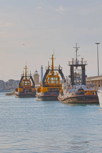 Bari Itália Setembro 2019 Rebocadores Ancorados Porto Cidade Dia Ensolarado — Fotografia de Stock