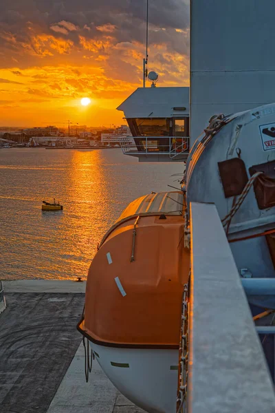 Bari Itália Setembro 2019 Vista Guarda Costeira Porto Cidade Pôr — Fotografia de Stock