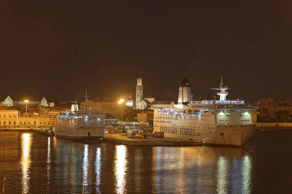 Bari Italië September 2019 Ankerveerboten Jadrolinija Dubrovnik Ventouris Ferries Haven — Stockfoto