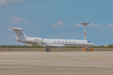 BARI, ITALY - 26 Eylül 2019 Karol Wojtyla Uluslararası Havaalanı pistinde.