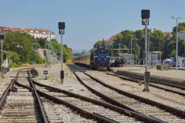 BÖLÜM, CROATIA - 15 Ağustos 2022: Feribot limanındaki ana tren istasyonundaki insanlar.