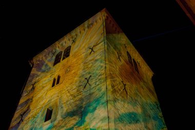 ZAGREB, CROATIA - 17 Mart 2023: Hırvat başkenti Kula Lotrscak 'taki Işık Festivali ile aydınlık bir gösteriye dönüştü. Bu sanat eseri baharın gelişini kutluyor..