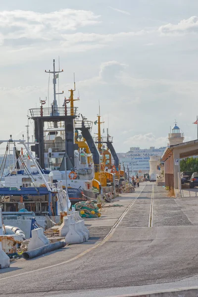 Bari Itália Setembro 2019 Barcos Pesca Ancorados Rebocadores Porto Cidade — Fotografia de Stock