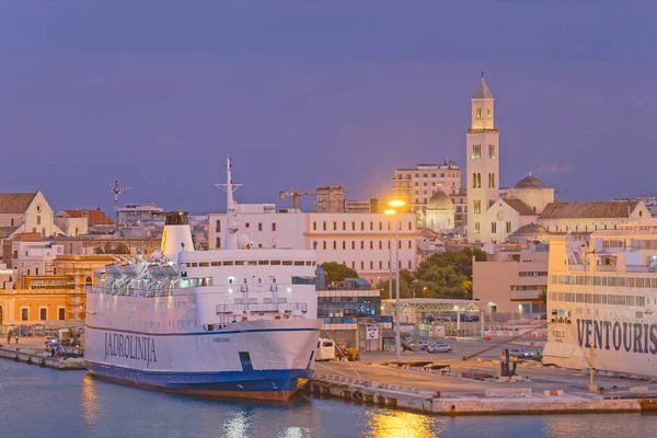 Bari Italia Settembre 2019 Traghetti Ancorati Jadrolinija Dubrovnik Ventouris Ferries — Foto Stock