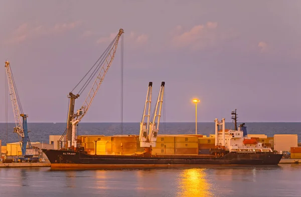 Bari Italië September 2019 Reconstructie Van Golfbreker Containerhaven Bij Zonsondergang — Stockfoto