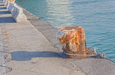 Gemileri bağlamak için eski metal demirleme, Bari İtalya 'da güneşli bir gün.