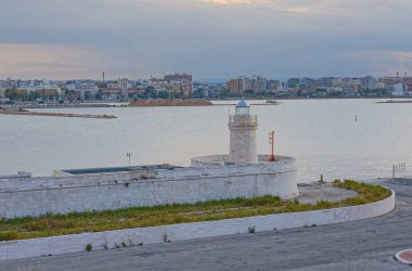 Bari şehir limanındaki eski taş deniz feneri, İtalya.