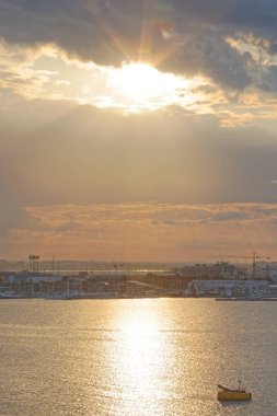 Bari İtalya 'da gün batımında liman manzarası