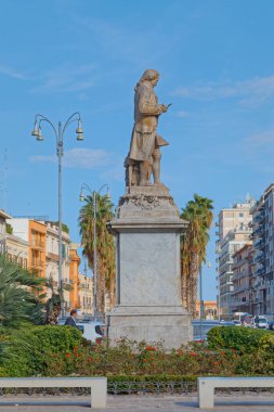 BARI, ITALY - 26 Eylül 2019 Niccolo Piccinni Heykeli şehir merkezindeki Teatro Piccinni 'de. Gaetano Fiore 'nin heykeli.