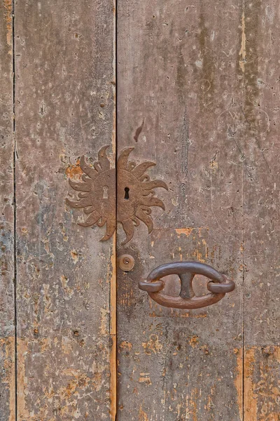 Bari Talya Metal Güneş Desenli Eski Ahşap Kapı — Stok fotoğraf