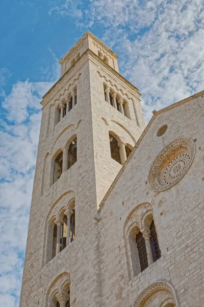 バーリの鐘楼を持つ聖サビーノ大聖堂イタリア — ストック写真