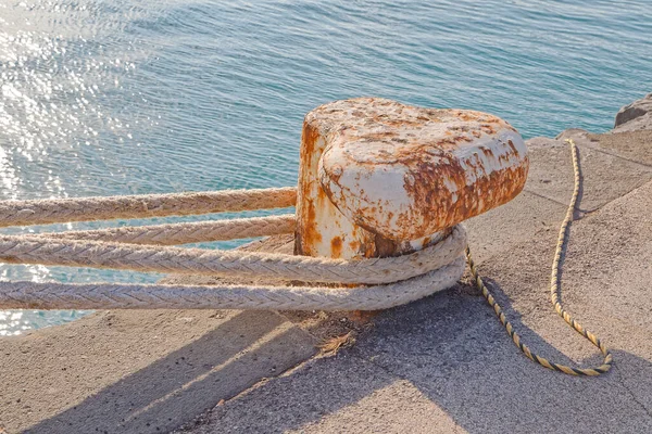 Amarre Metálico Antiguo Para Atar Barcos Día Soleado Bari Italia — Foto de Stock