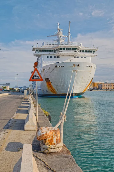 Bari Italië September 2019 Verankerde Veerboot Stadshaven Een Zonnige Dag — Stockfoto