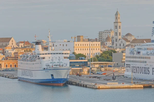 Bari Italië September 2019 Ankerveerboten Jadrolinija Dubrovnik Ventouris Ferries Haven — Stockfoto