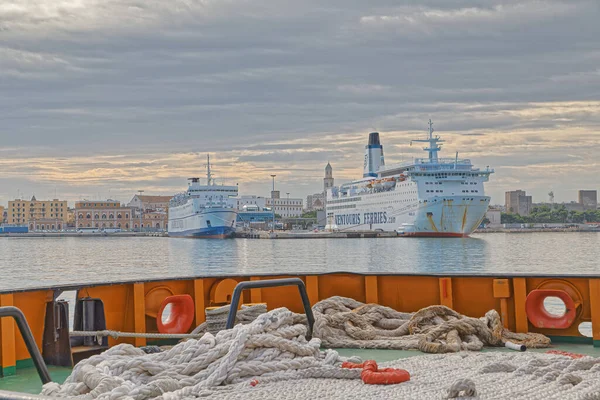 Bari イタリア 2019年9月26日曇りの日に市内の港でフェリーJadrolinijaとVentouris Ferriesを停泊 — ストック写真