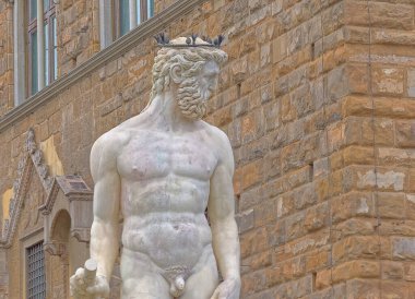 FLORENCE, İtalya - 25 Eylül 2019 Piazza della Signoria 'daki Neptün Çeşmesi, Palazzo Vecchio' nun önünde.