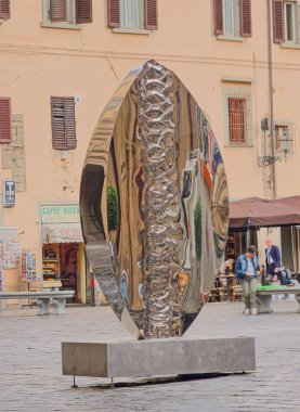 FLORENCE, ITALY - 25 Eylül 2019 Helidon Xhixha Heykeli şehir merkezindeki Piazza San Firenze 'ye monte edildi.
