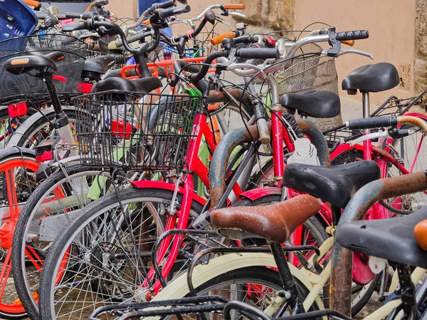 Италия Сентября 2019 Года Паркуются Велосипеды Узкой Улочке Центре Города — стоковое фото