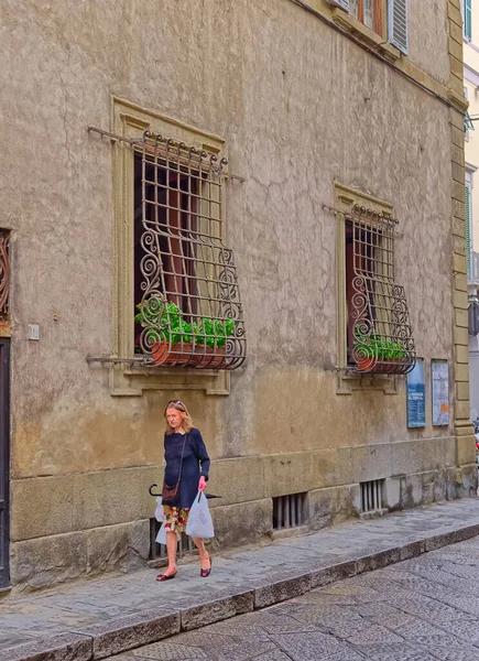 Florença Itália Setembro 2019 Mulher Que Retorna Loja Rua Estreita — Fotografia de Stock