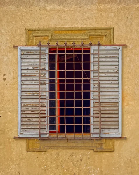 Wąskie Okno Uliczne Grillem Ochronnym Okiennicami Centrum Florencji Włochy — Zdjęcie stockowe