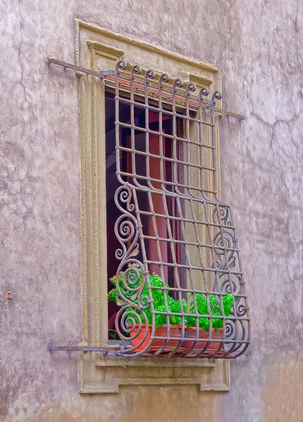 Wąskie Okno Uliczne Grillem Ochronnym Okiennicami Centrum Florencji Włochy — Zdjęcie stockowe