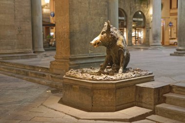 FLORENCE, ITALY - 24 Eylül 2019 Il Porcellino bronz heykeli şehir merkezinde Piazza della β bblica 'da, Barok ustası Pietro Tacca tarafından yontuldu.