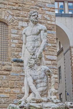 FLORENCE, ITALY - 25 Eylül 2019 Dante Alighieri 'nin Piazza Santa Croce' daki heykeli.