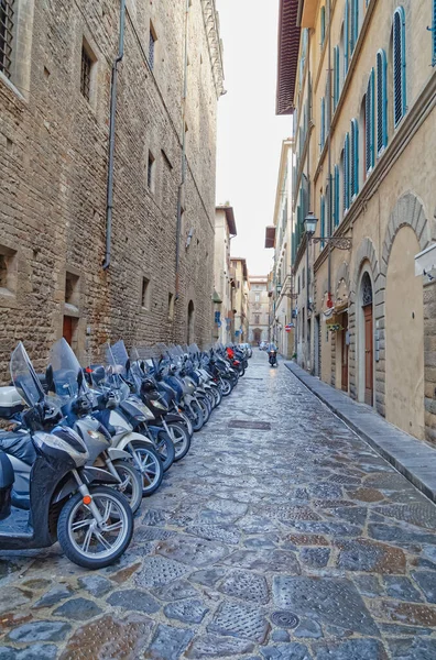 Florence Itália Setembro 2019 Motos Estacionados Rua Estreita Centro Cidade — Fotografia de Stock