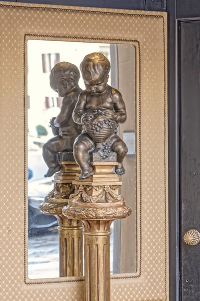 Florença Itália Setembro 2019 Estátua Bebê Uma Coluna Decorativa Interior — Fotografia de Stock