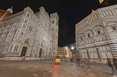FLORENCE, ITALY - 24 Eylül 2019 Duomo Katedrali, Santa Maria del Fiore gece. uzun pozlama