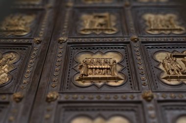 FLORENCE, ITALY - 24 Eylül 2019 Lorenzo Ghiberti 'nin kuzey kapılarını kapatın geceleyin Duomo' daki Aziz John Vaftizhanesi 'nde.