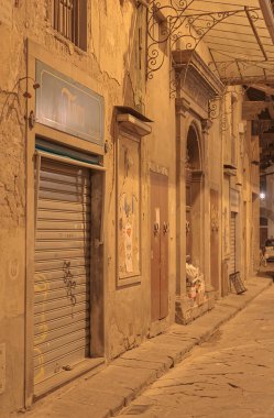 FLORENCE, İTALYA - 25 Eylül 2019 Narrow Caddesi, Eski Şehir Merkezi.