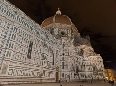 FLORENCE, İtalya - 24 Eylül 2019 Duomo Katedrali Geceleri Santa Maria del Fiore.