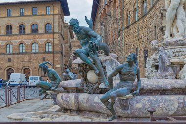 FLORENCE, ITALY - 25 Eylül 2019 Bronz bir adam heykeli, Piazza della Signoria 'daki Neptün Çeşmesi' nin detayları, Palazzo Vecchio 'nun önünde..