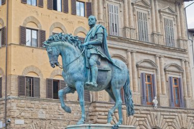 FLORENCE, ITALY - 25 Eylül 2019 Piazza della Signoria 'daki Cosimo de Medici Anıtı, Palazzo Vecchio' nun önünde.